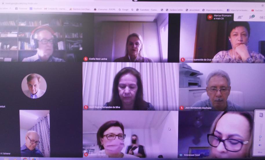 Conselheiras abordam a Implementação do Referencial Curricular do Paraná Conselheiras abordam a Implementação do Referencial Curricular do Paraná