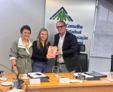 Servidora do CEE/PR lança livro sobre Educação Popular no Congresso Nacional de Educação