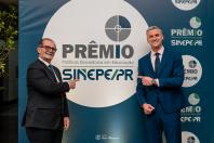 Presidente do CEE/PR é homenageado pelo Sinepe-PR por contribuição à Educação Paranaense