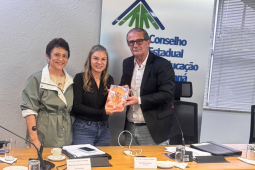 Servidora do CEE/PR lança livro sobre Educação Popular no Congresso Nacional de Educação