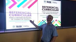 Conselheiro Flávio Vendelino Scherer participa da entrega do Referencial Curricular de Toledo/PR