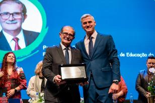 Presidente do CEE/PR é homenageado pelo Sinepe-PR por contribuição à Educação Paranaense