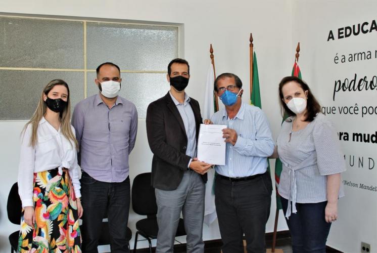 SEED  entrega Referencial Curricular para o Novo Ensino Médio Paranaense