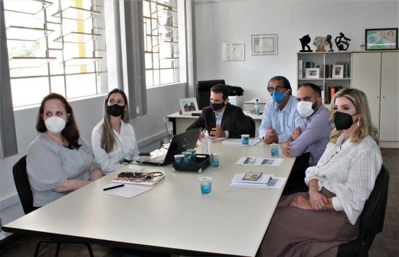 SEED  entrega Referencial Curricular para o Novo Ensino Médio Paranaense