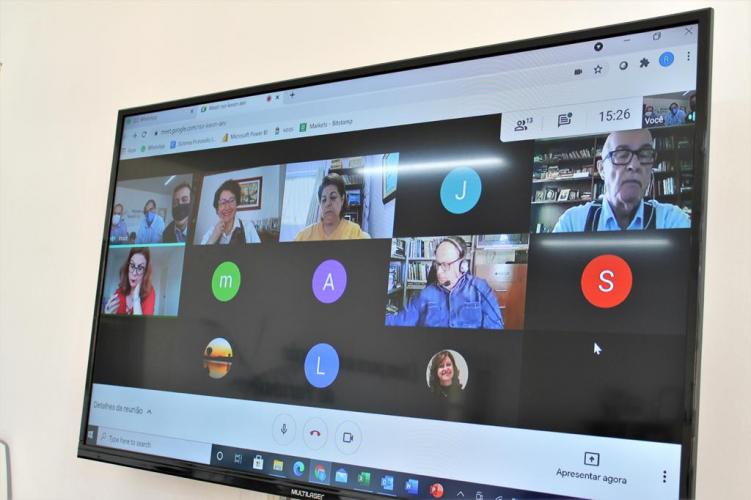 SEED  entrega Referencial Curricular para o Novo Ensino Médio Paranaense