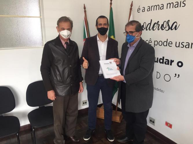 CEE/PR entrega Deliberação n.º 4/2021 ao Secretário Renato Feder