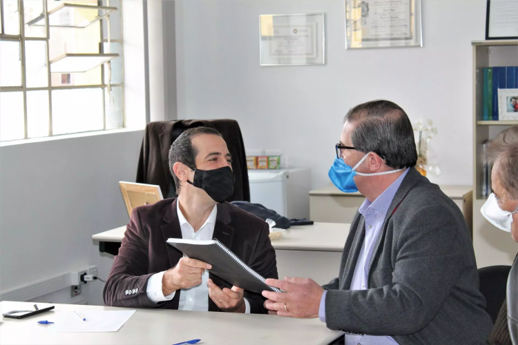 CEE/PR entrega Deliberação n.º 4/2021 ao Secretário Renato Feder