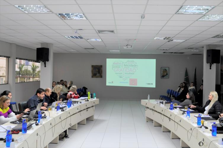 Coordenadora de Gestão da Educação em Saúde de Maringá visita CEE/PR