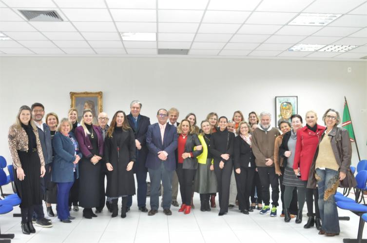 CEE/PR recebe visita do Chanceler da Uninter