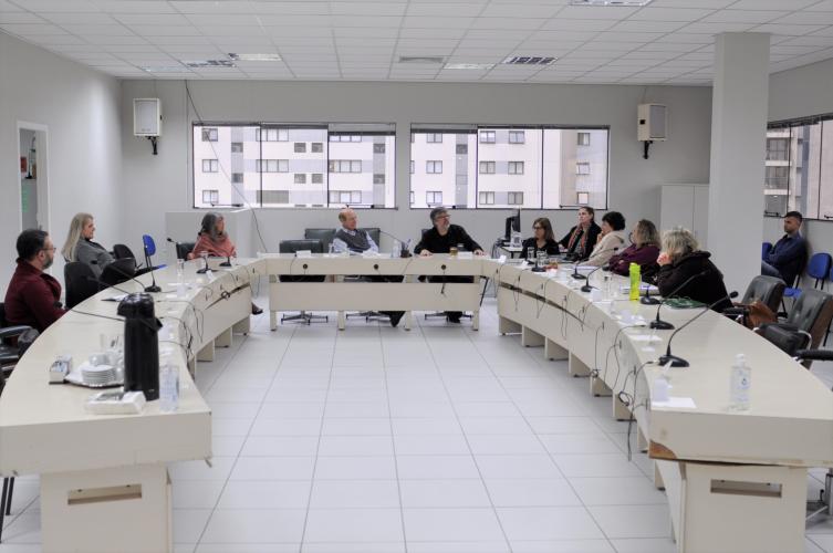 Comissão de Ensino Religioso do CEE/PR faz palestra com professor da UFPR e da Faculdade Vicentina