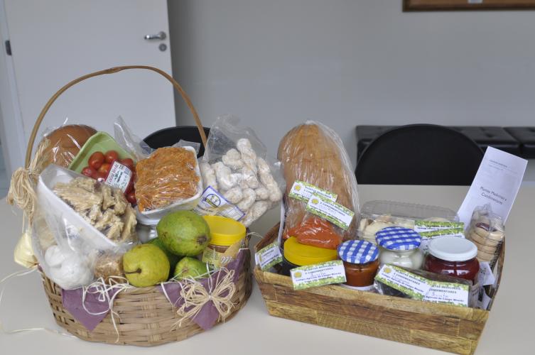 O CEE/PR recebe produtos produzidos pelos colégios agrícolas de Campo Mourão e Iretama