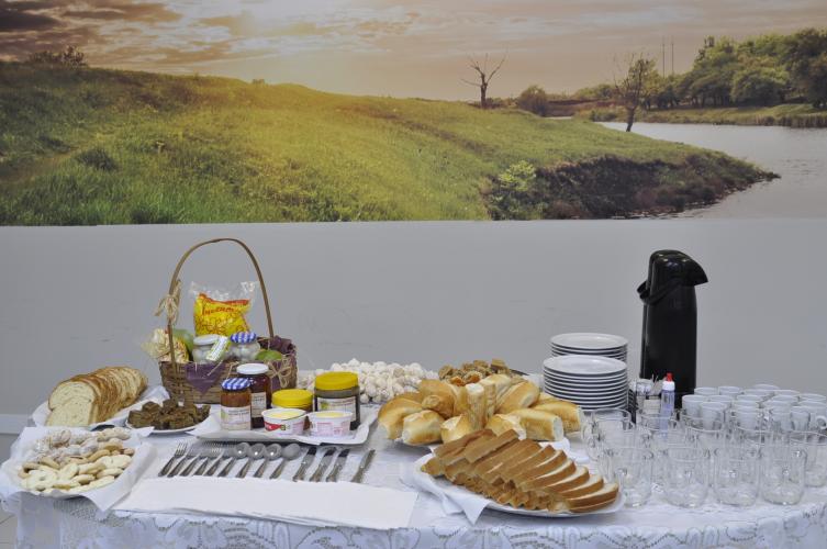 O CEE/PR recebe produtos produzidos pelos colégios agrícolas de Campo Mourão e Iretama