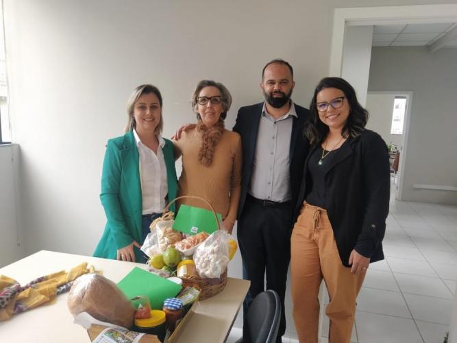 O CEE/PR recebe produtos produzidos pelos colégios agrícolas de Campo Mourão e Iretama