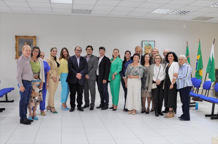 Oftalmologista visita CEE/PR e faz alerta sobre o aumento dos casos de miopia