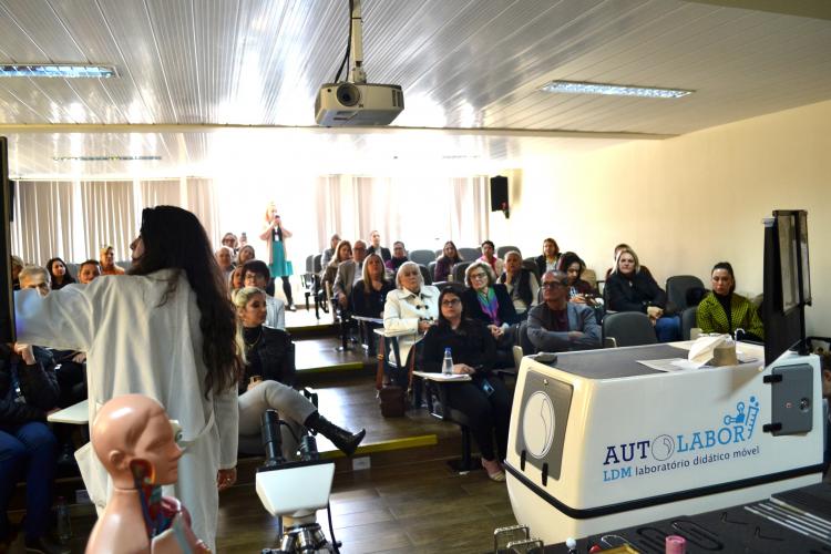 Laboratório Didático Móvel de Física, Química e Biologia é apresentado ao CEE/PR