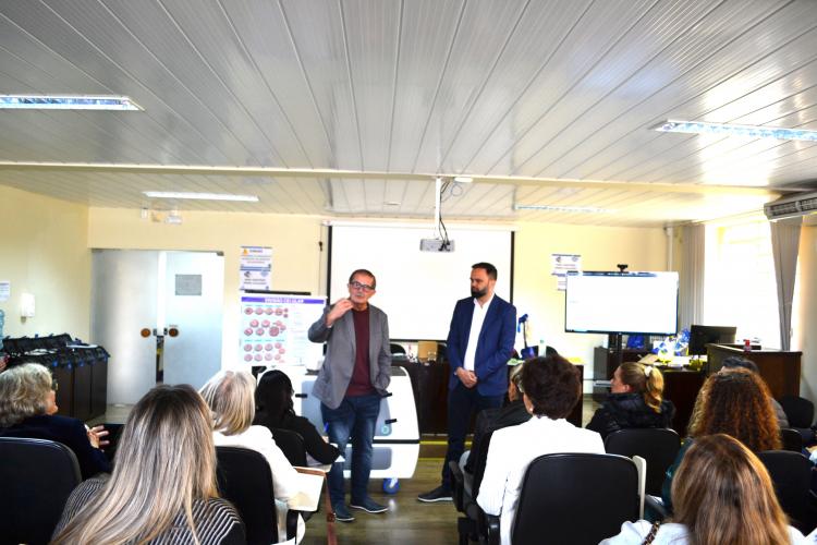 Laboratório Didático Móvel de Física, Química e Biologia é apresentado ao CEE/PR