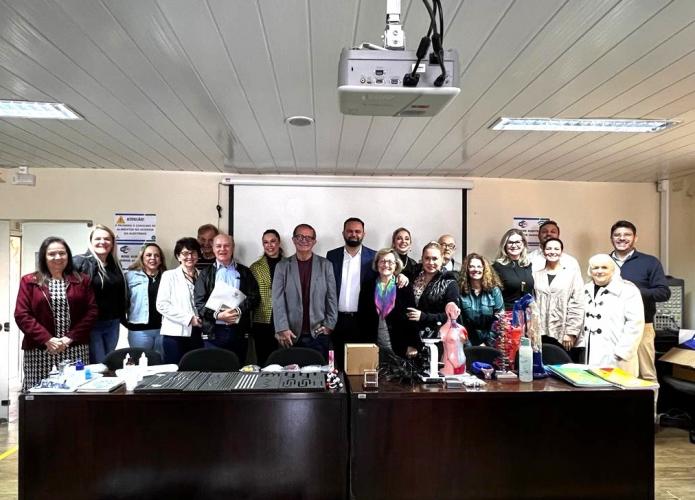 Laboratório Didático Móvel de Física, Química e Biologia é apresentado ao CEE/PR