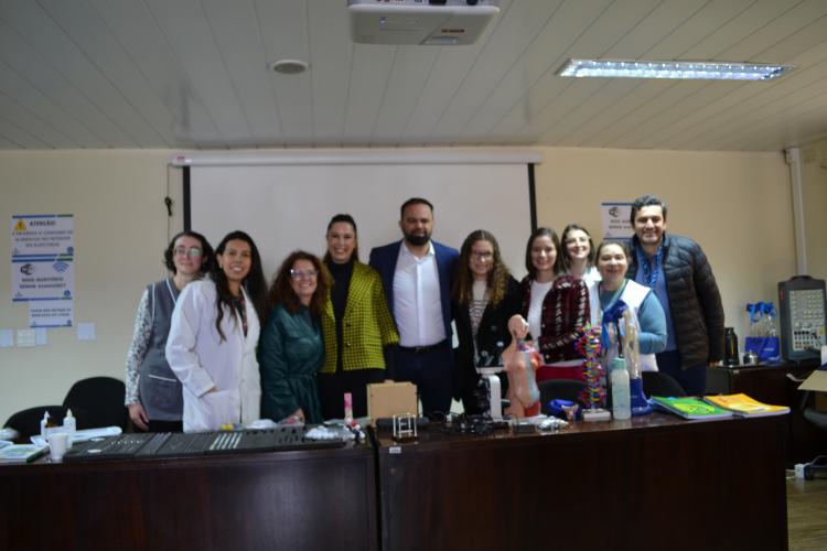 Laboratório Didático Móvel de Física, Química e Biologia é apresentado ao CEE/PR