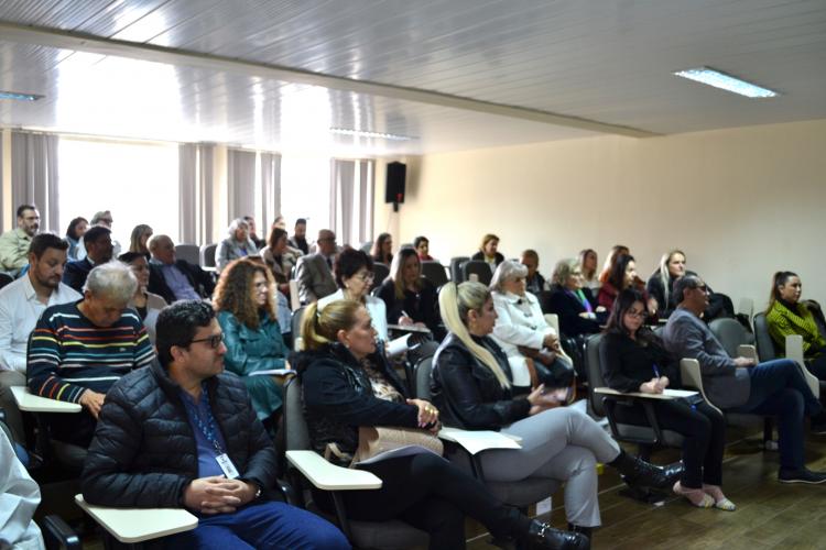 Laboratório Didático Móvel de Física, Química e Biologia é apresentado ao CEE/PR