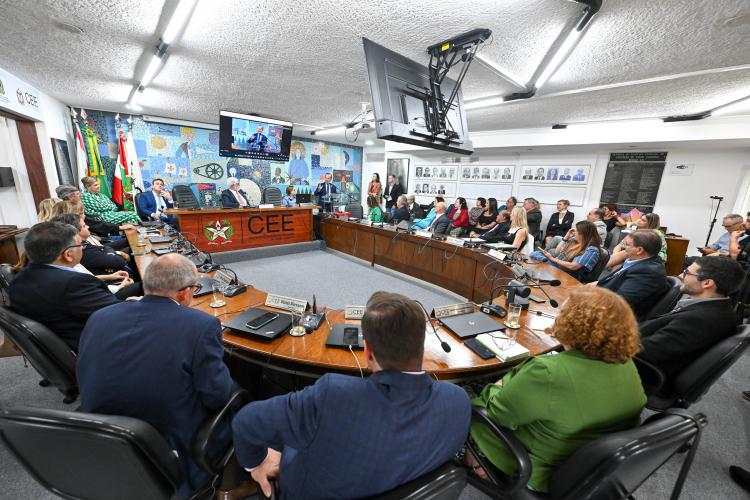 Conselheiro Oscar Alves recebe Diploma de Mérito Educacional do CEE/SC