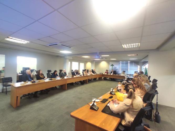 Paraná avança na certificação educacional com nova deliberação sobre credenciais e microcredenciais