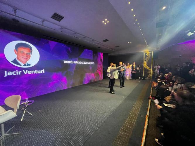 Conselheiro Jacir José Venturi é homenageado com o Troféu Grandes Educadores no VI Congresso Internacional de Educação
