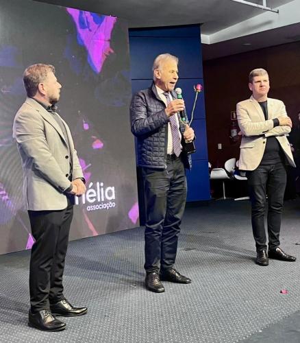 Conselheiro Jacir José Venturi é homenageado com o Troféu Grandes Educadores no VI Congresso Internacional de Educação