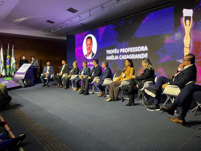 Conselheiro Jacir José Venturi é homenageado com o Troféu Grandes Educadores no VI Congresso Internacional de Educação
