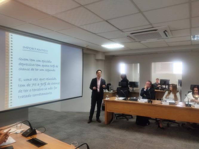 Dr. Glauber Higa Kaio faz palestra sobre saúde mental no CEE/PR