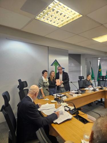 Servidora do CEE/PR lança livro sobre Educação Popular no Congresso Nacional de Educação