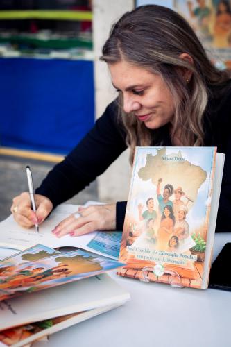Servidora do CEE/PR lança livro sobre Educação Popular no Congresso Nacional de Educação