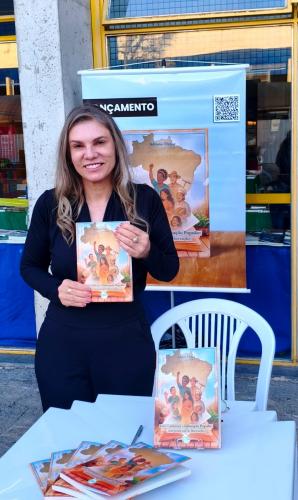 Servidora do CEE/PR lança livro sobre Educação Popular no Congresso Nacional de Educação