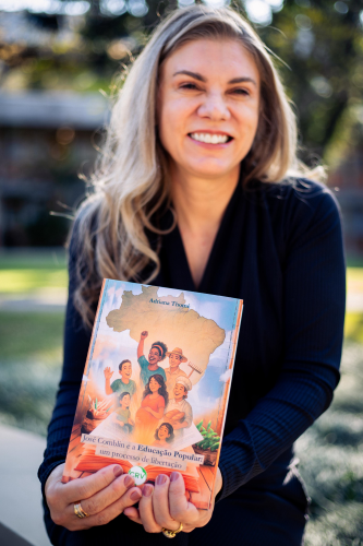 Servidora do CEE/PR lança livro sobre Educação Popular no Congresso Nacional de Educação
