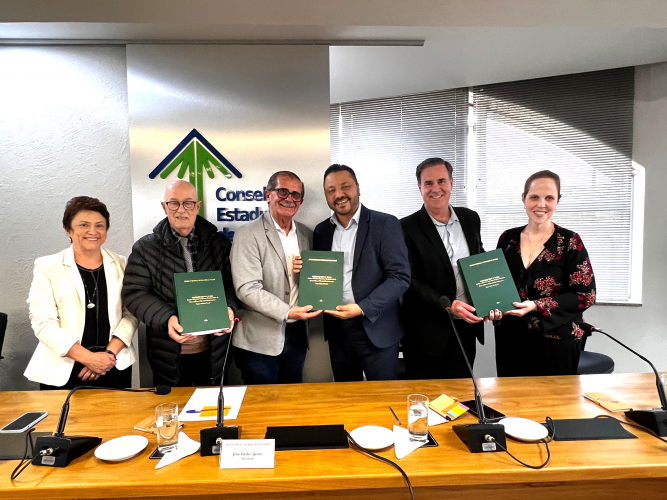 CEE/PR aprova Deliberação que atualiza as Diretrizes Curriculares e o Referencial Curricular do Ensino Médio do Paraná