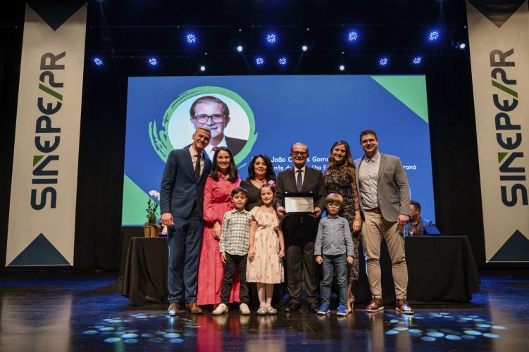 Presidente do CEE/PR é homenageado pelo Sinepe-PR por contribuição à Educação Paranaense