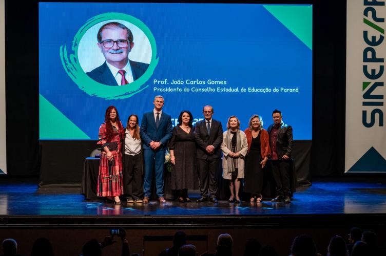 Presidente do CEE/PR é homenageado pelo Sinepe-PR por contribuição à Educação Paranaense