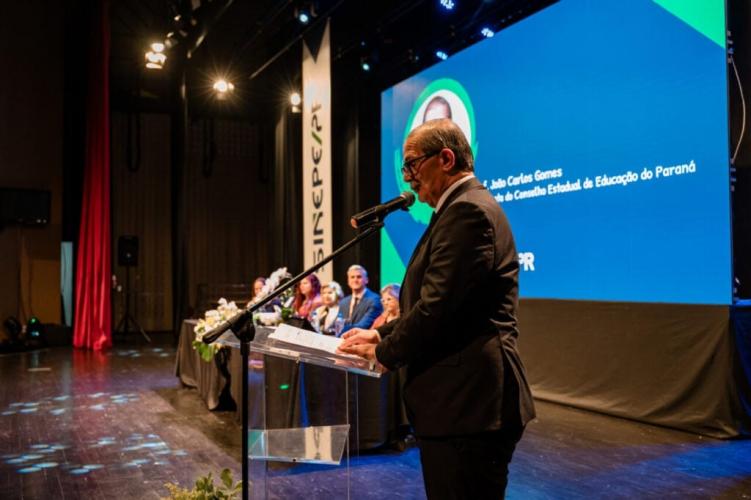 Presidente do CEE/PR é homenageado pelo Sinepe-PR por contribuição à Educação Paranaense