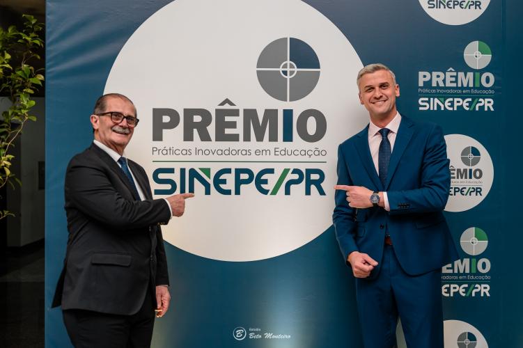 Presidente do CEE/PR é homenageado pelo Sinepe-PR por contribuição à Educação Paranaense