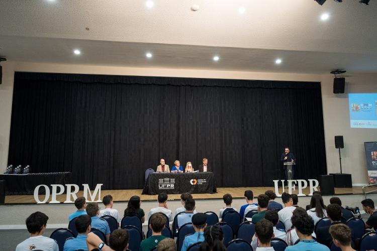 Conselheiro Jacir Venturi representa o CEE/PR na Olimpíada Paranaense de Matemática 2025