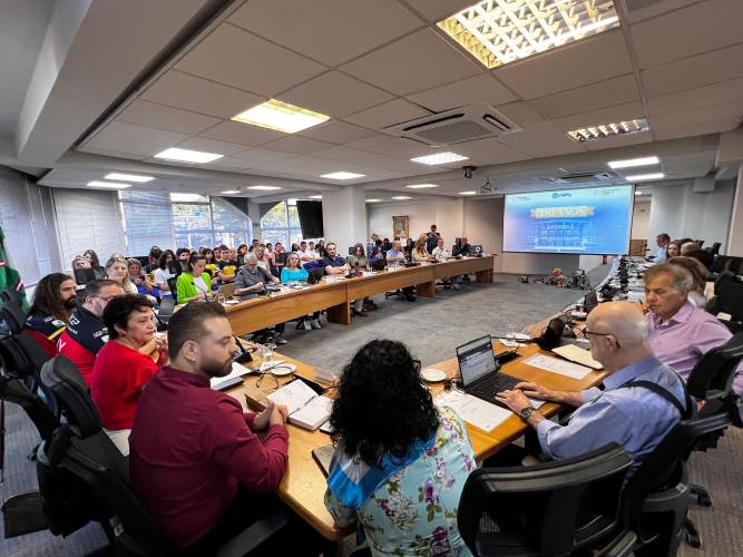 Colégio Estadual do Paraná apresenta projeto Clube das Ciências em sessão Plenária