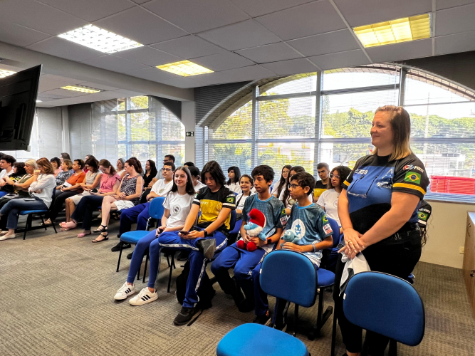 Colégio Estadual do Paraná apresenta projeto Clube das Ciências em sessão Plenária