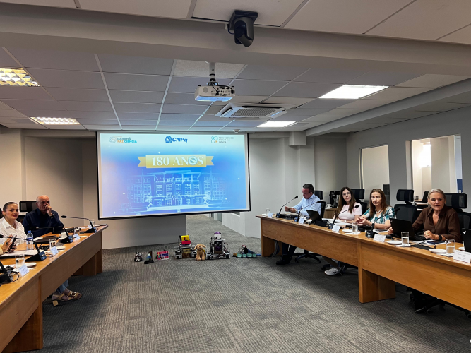 Colégio Estadual do Paraná apresenta projeto Clube das Ciências em sessão Plenária