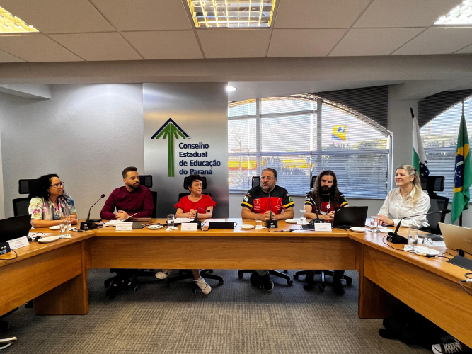 Colégio Estadual do Paraná apresenta projeto Clube das Ciências em sessão Plenária