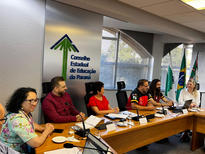 Colégio Estadual do Paraná apresenta projeto Clube das Ciências em sessão Plenária