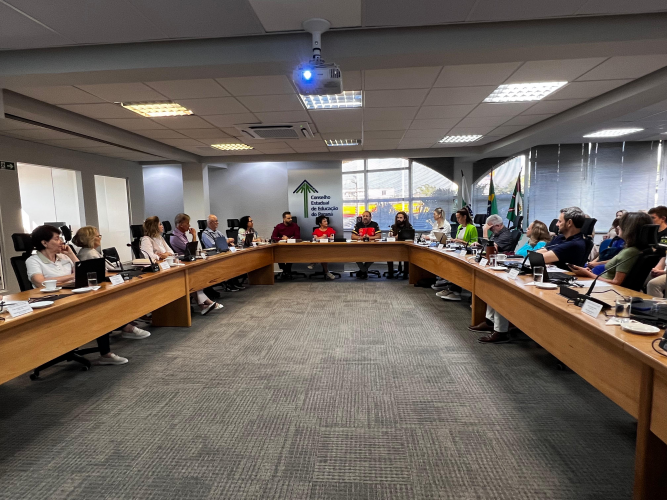 Colégio Estadual do Paraná apresenta projeto Clube das Ciências em sessão Plenária