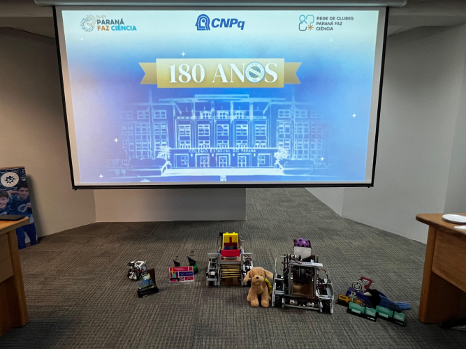 Colégio Estadual do Paraná apresenta projeto Clube das Ciências em sessão Plenária