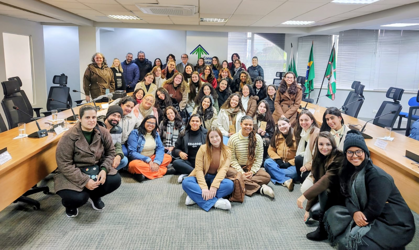 Estudantes e professores da UEM conhecem o funcionamento do CEE/PR durante visita técnica formativa