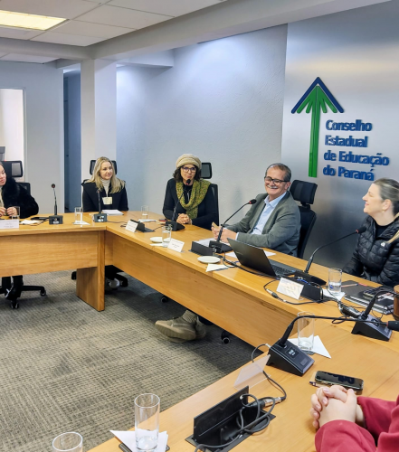 Estudantes e professores da UEM conhecem o funcionamento do CEE/PR durante visita técnica formativa