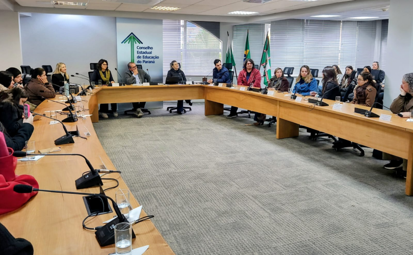 Estudantes e professores da UEM conhecem o funcionamento do CEE/PR durante visita técnica formativa