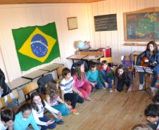 CONSELHO VISITA ESCOLA CONHECIDA PELA PEDAGOGIA WALDORF